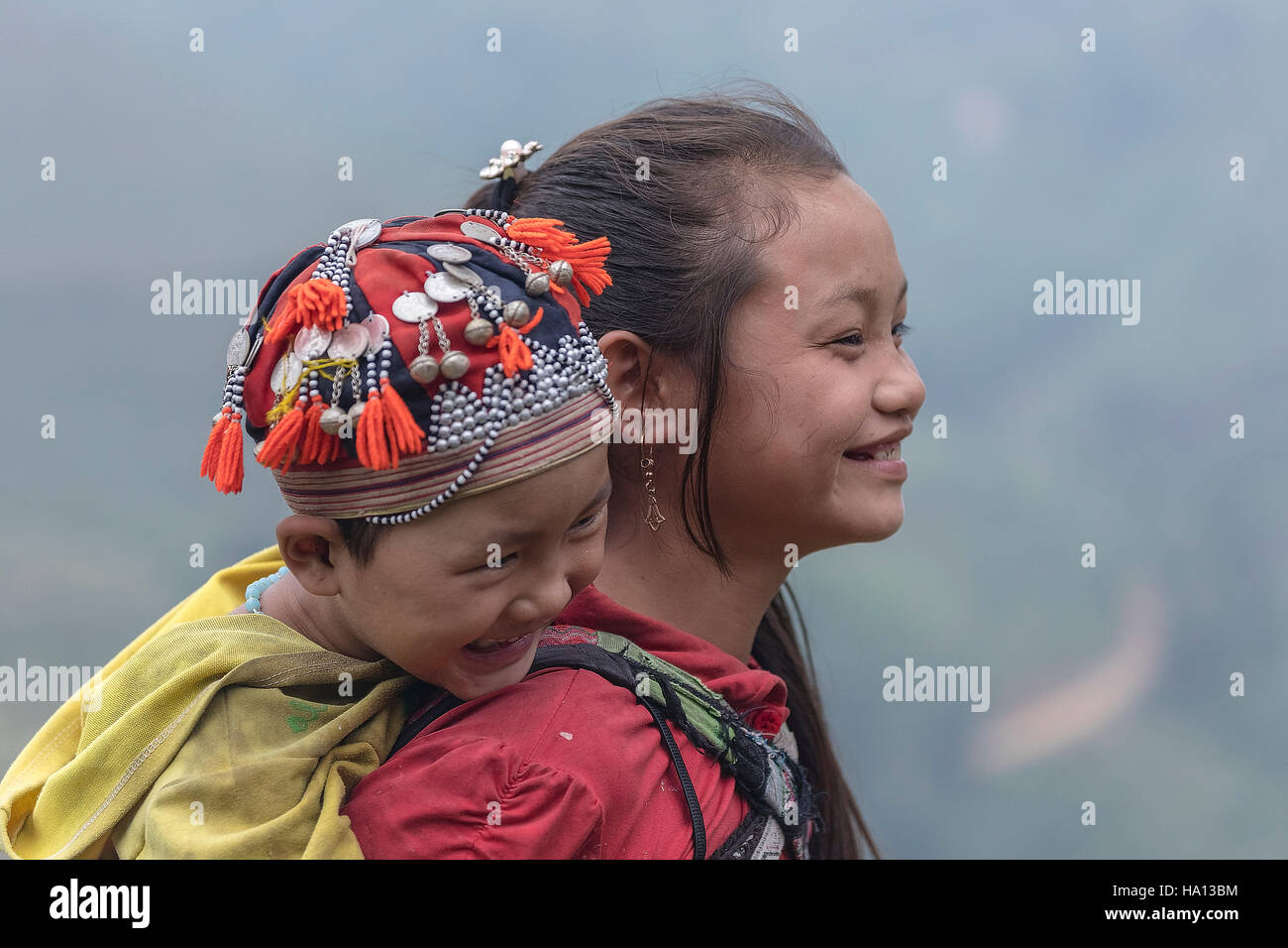 Niños pertenecientes a minorías étnicas en la aldea tribal Chai Lao en SAPA, Vietnam, Asia Foto de stock