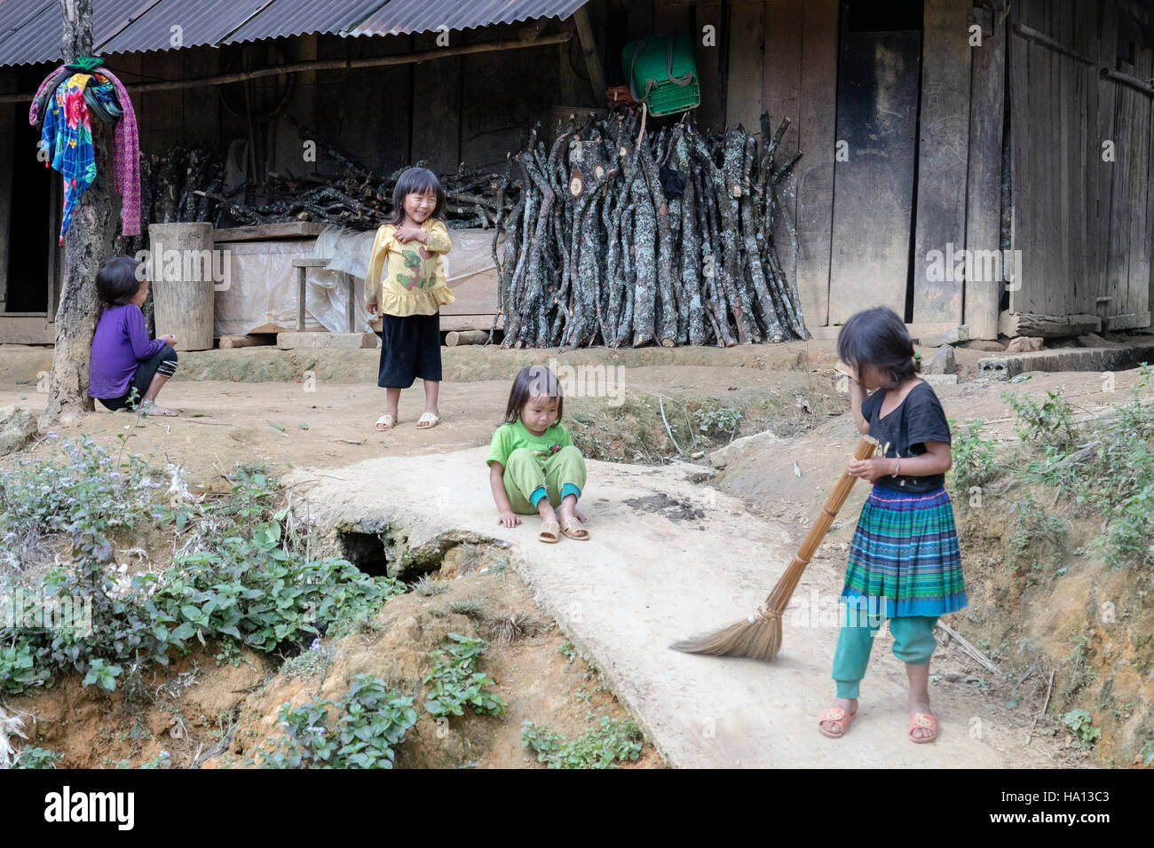 Los niños vietnamitas étnicos jugando y generalizados en la aldea tribal Chai Lao en SAPA, Vietnam, Asia Foto de stock