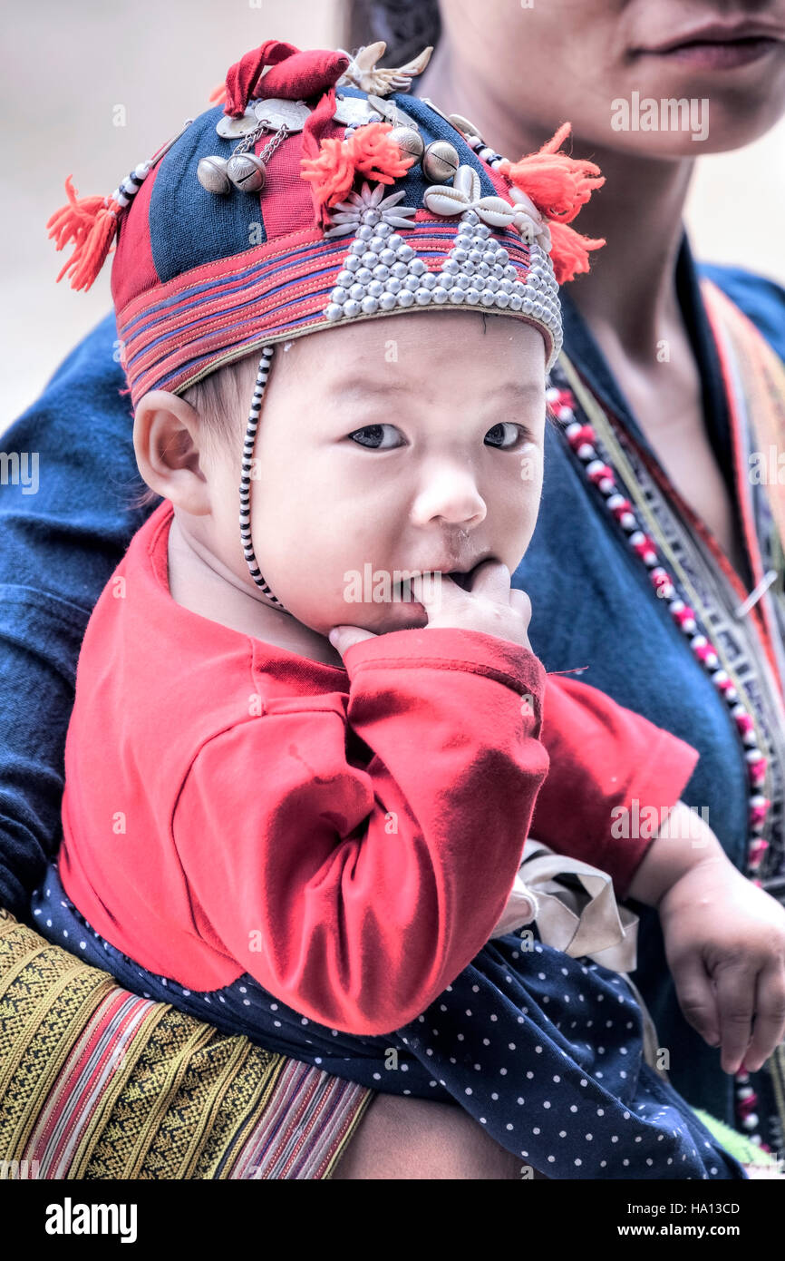 Los Dzao rojo étnico bebé con tapa en Ta Phin, Lao Cai a SAPA, Vietnam, Asia Foto de stock
