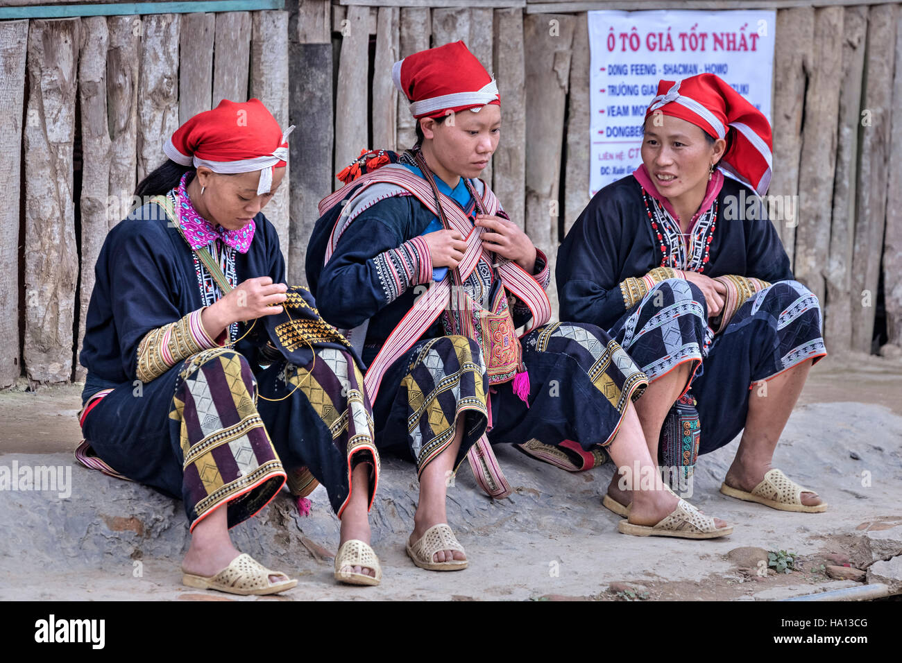 Los Dzao rojo étnica mujer, costura en la calle de Ta Phin, Lao Cai a SAPA, Vietnam, Asia Foto de stock