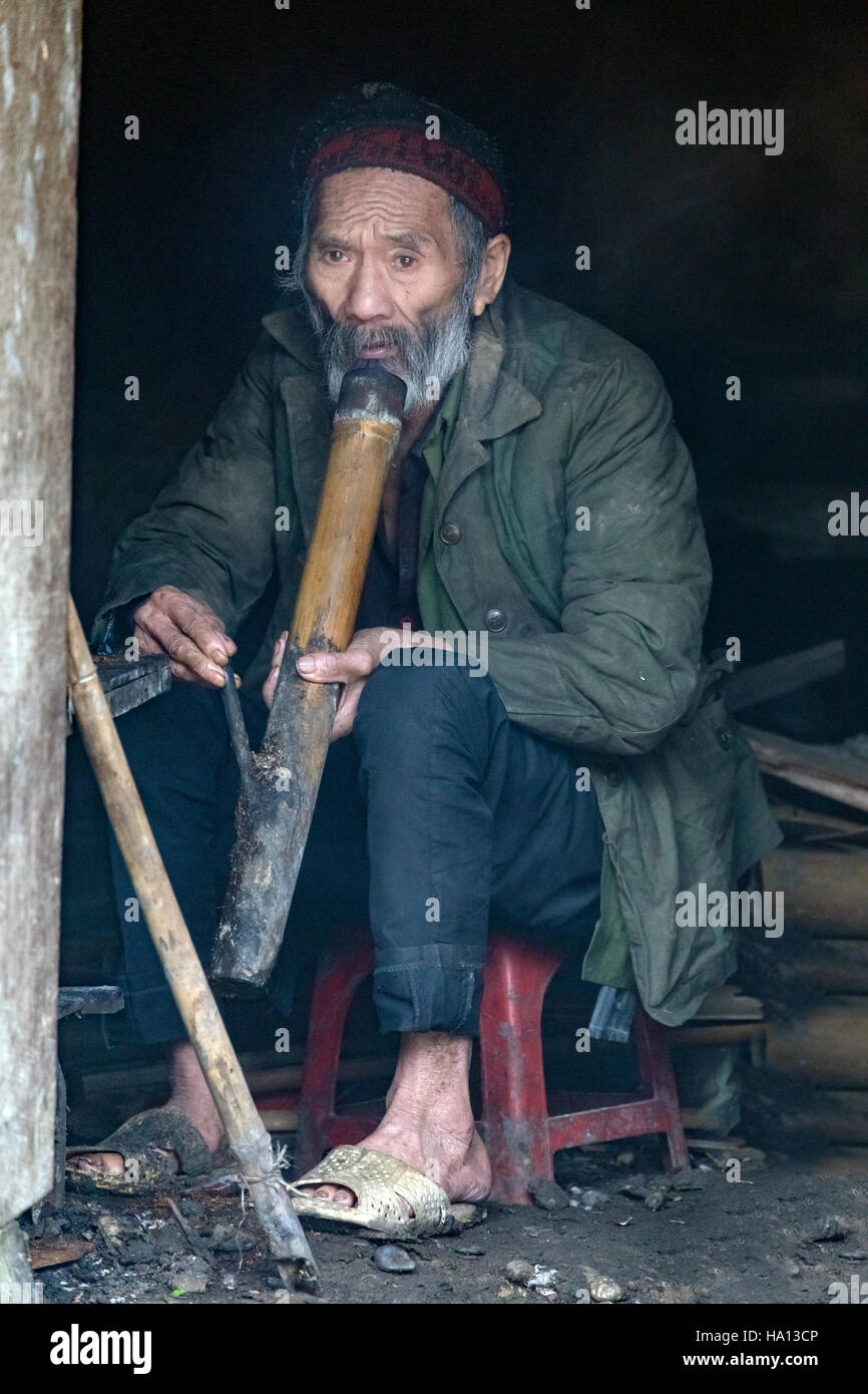 Vietnamitas étnicos viejo fumar su pipa en Ta Phin, Lao Cai a SAPA, Vietnam, Asia Foto de stock