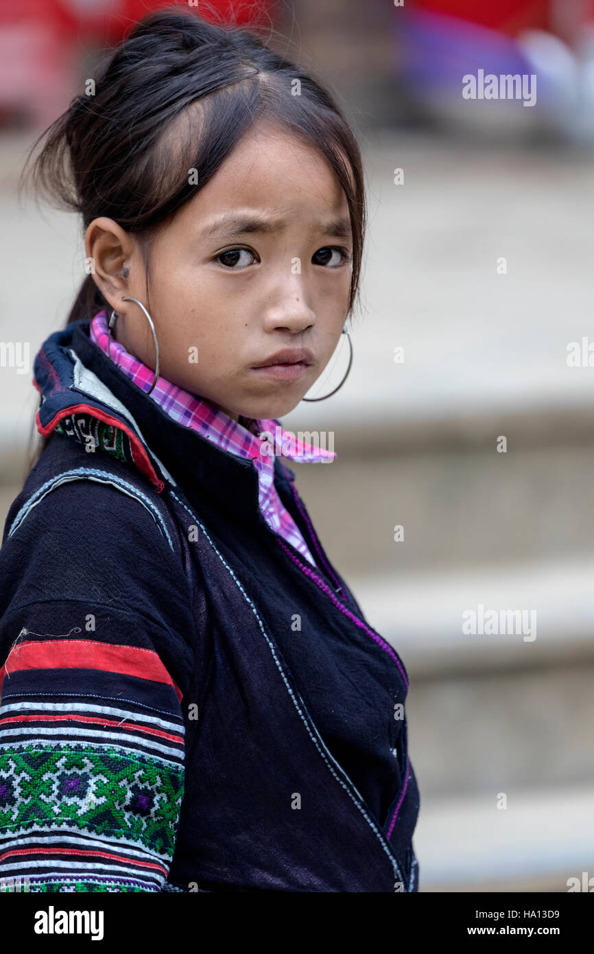 Negro chica Hmong en Sapa, Vietnam, Asia Foto de stock