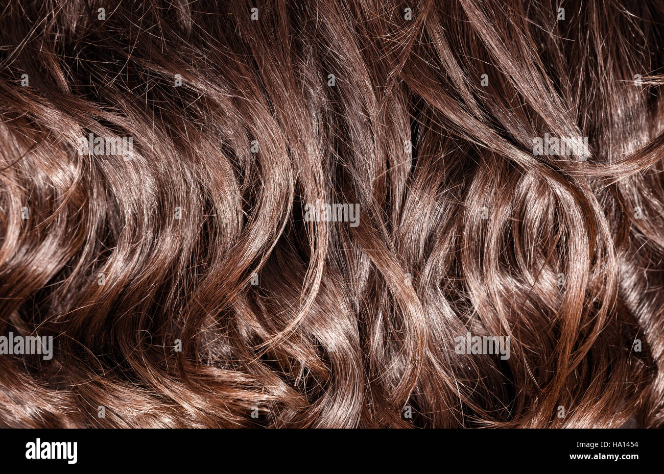 Hermosa saludable cabello rizado de color marrón oscuro, de fondo perfecto para  teñirse el cabello, tratamiento capilar concepto Fotografía de stock - Alamy