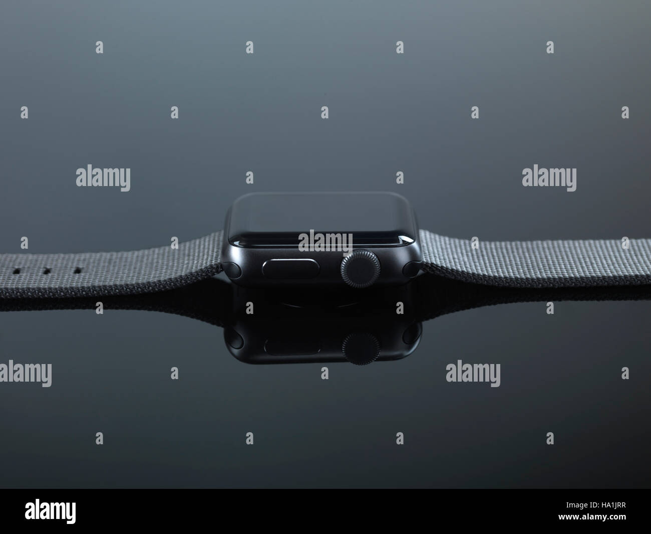 Acero brillante Apple Watch smartwatch serie 2 con vista lateral de la  corona digital aislado sobre fondo negro Fotografía de stock - Alamy