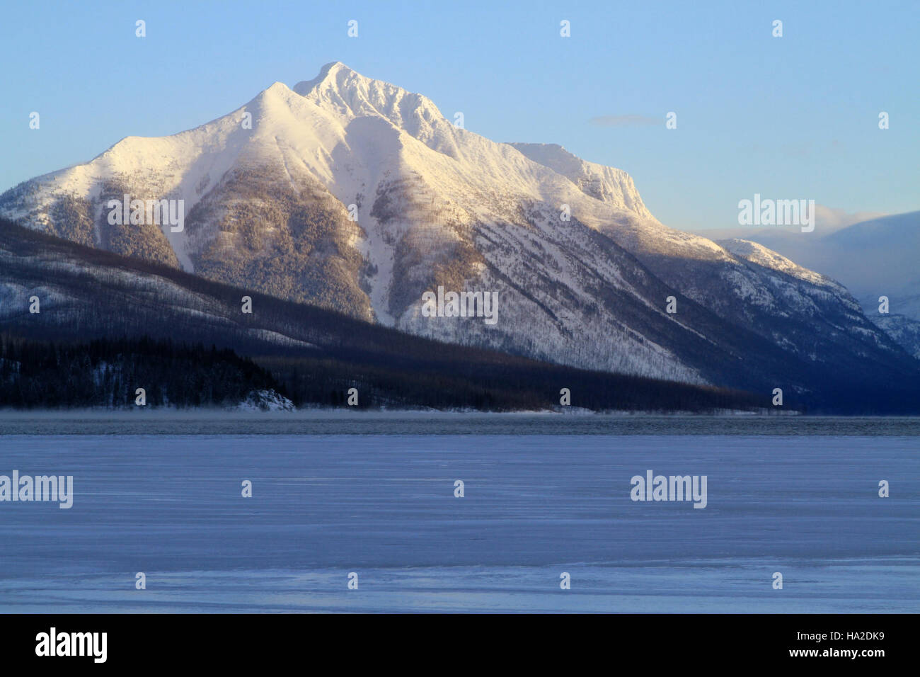 Amanecer en el lago glaciar McDonald Foto de stock