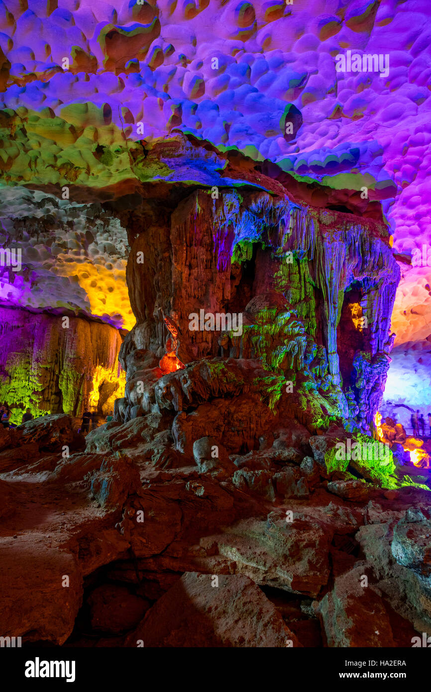 La cueva de Hang Sung Sot, La Bahía de Halong, Vietnam, Asia Foto de stock