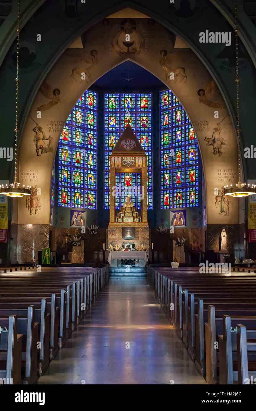 Nossa Senhora do Rosario de Fátima Iglesia. Nacional iglesia de estilo  modernista construida en 1938 con vitrales de Almada Negreiros Fotografía  de stock - Alamy