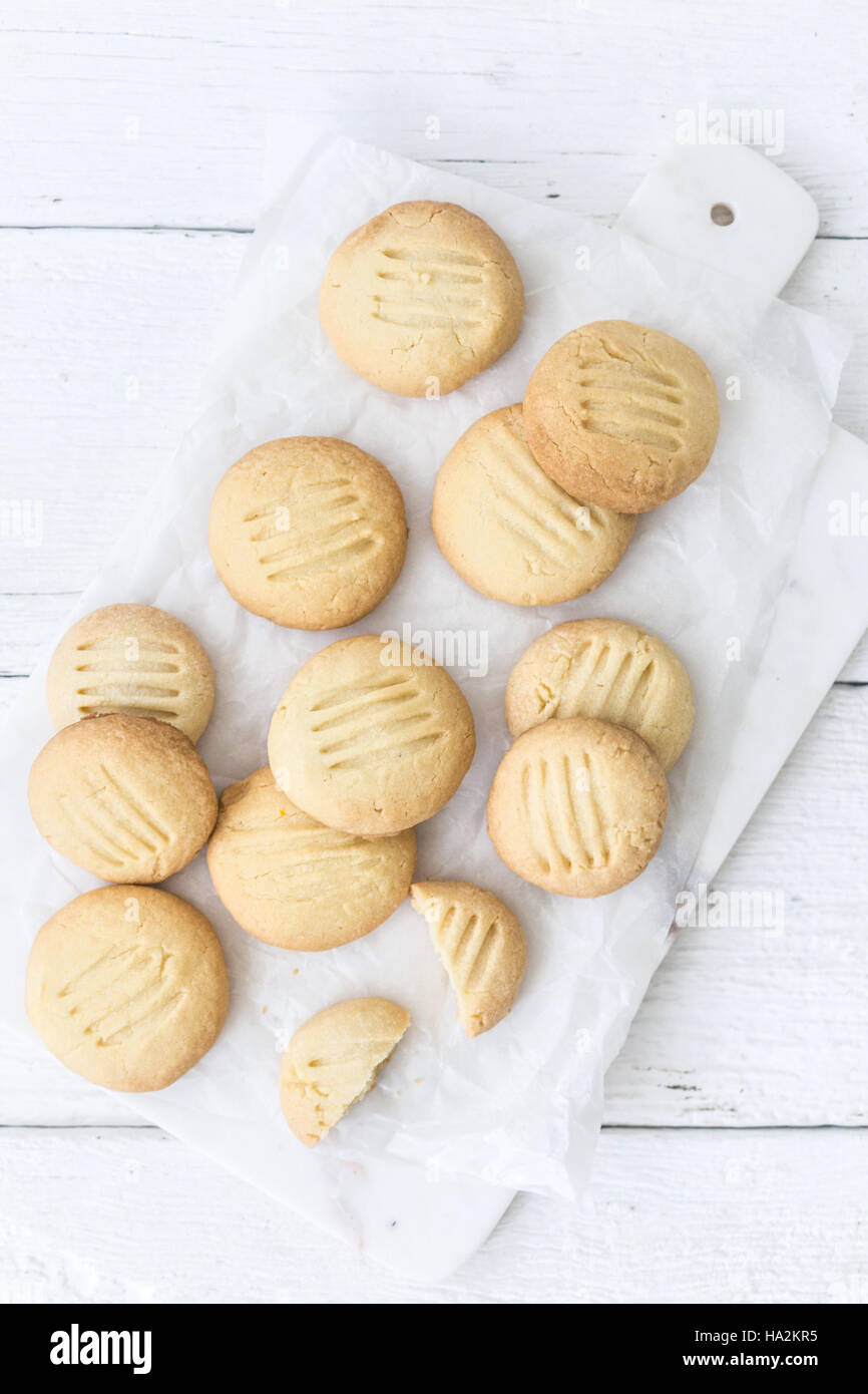 Momentos de fusión galletas sobre una tabla de cortar Foto de stock