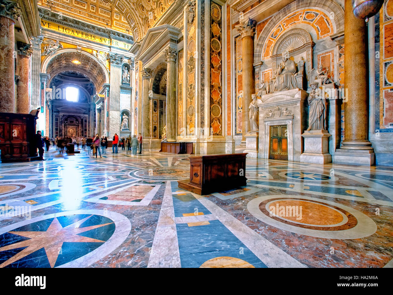 Interior de la Basílica de San Pedro en Roma, Italia Foto de stock