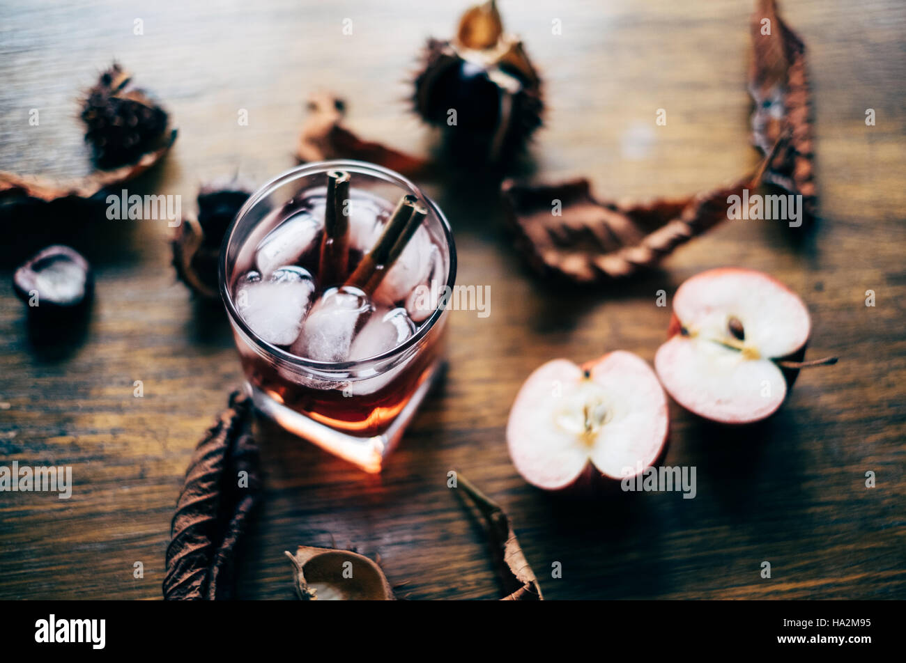 Cóctel de sidra de manzana con canela Foto de stock