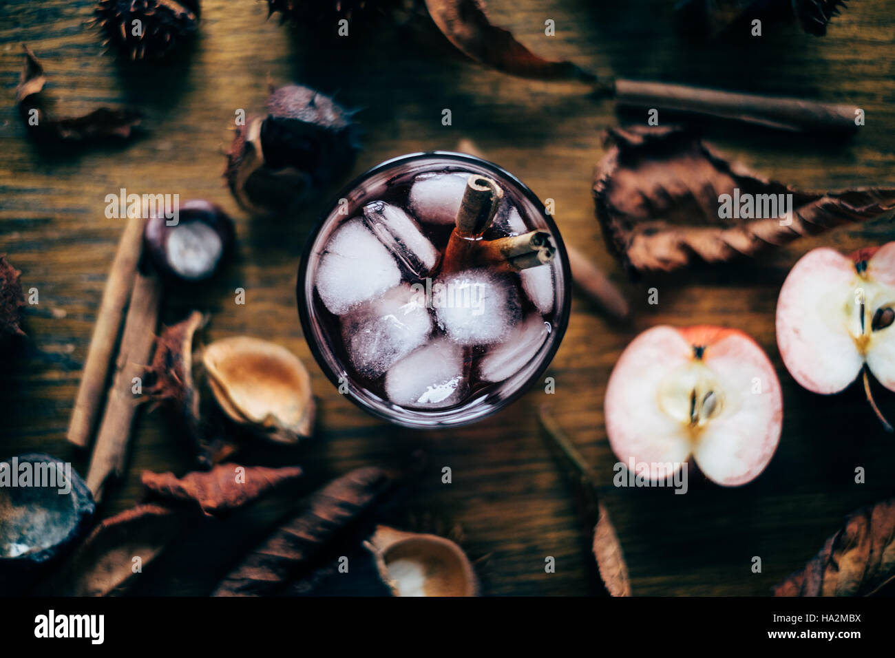 Cóctel de sidra de manzana con canela Foto de stock