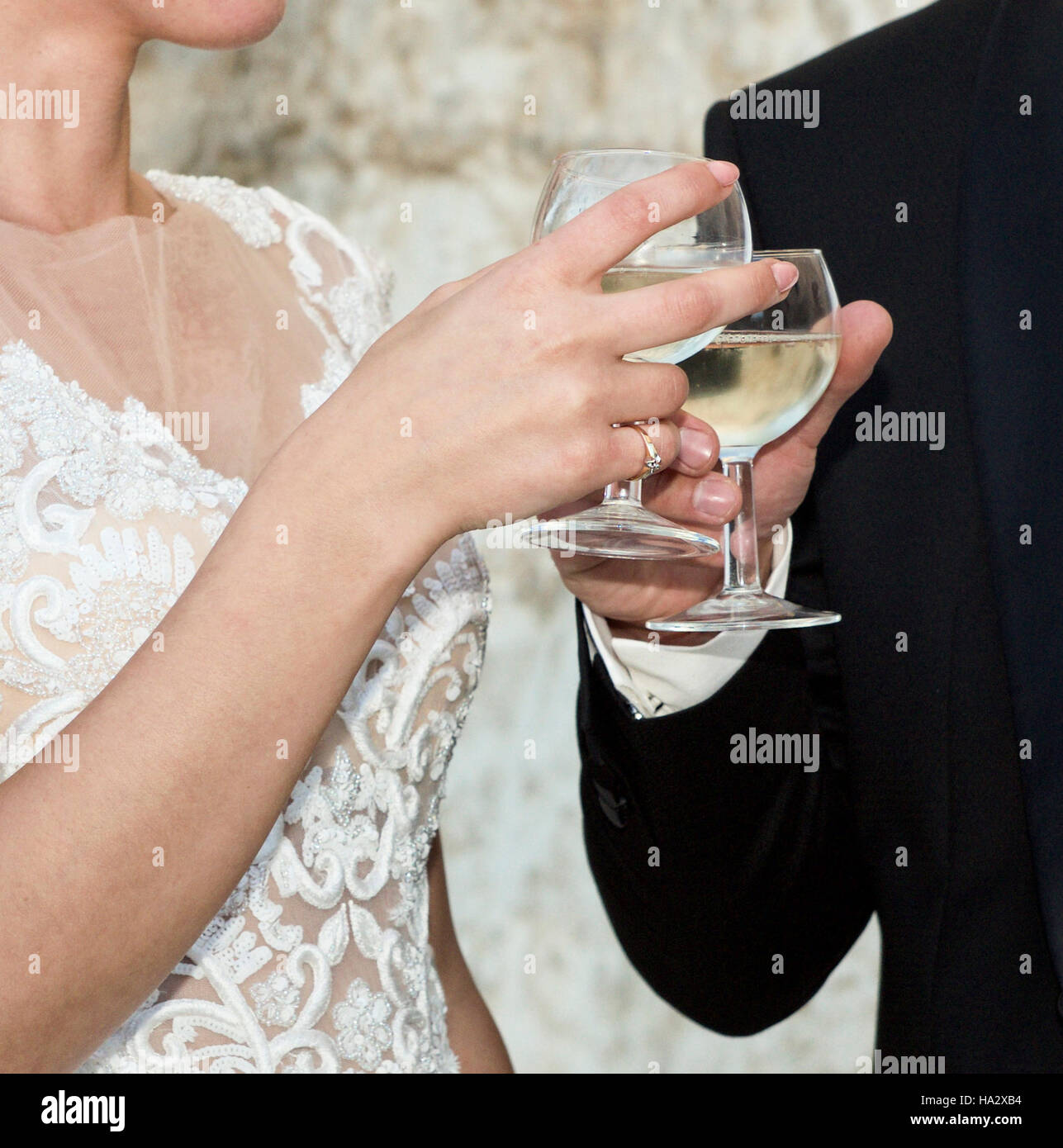 La novia y el novio hacer un brindis de celebración Foto de stock
