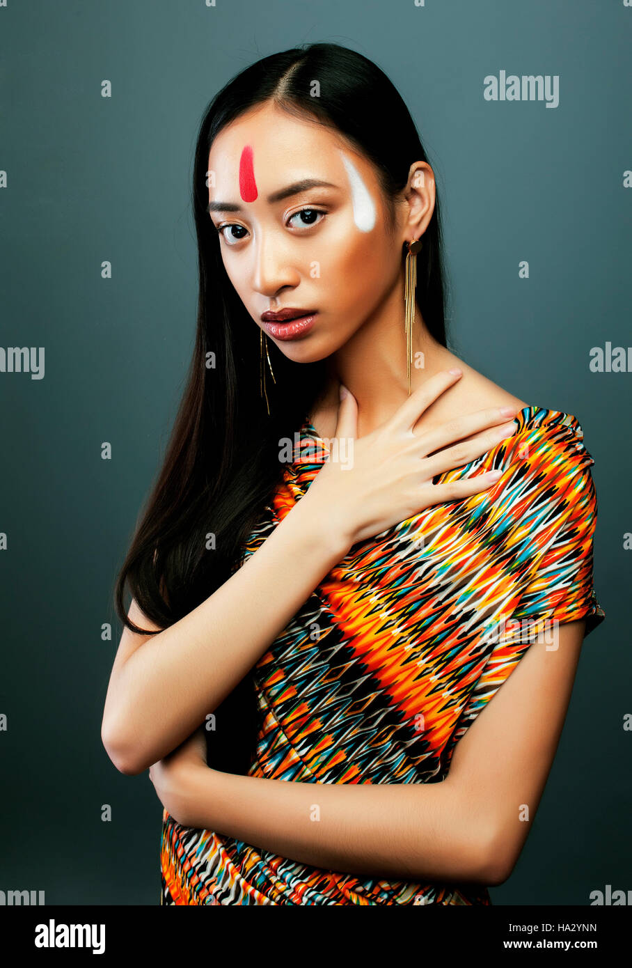Belleza joven asiática con make up como Pocahontas, color rojo indio  Fotografía de stock - Alamy