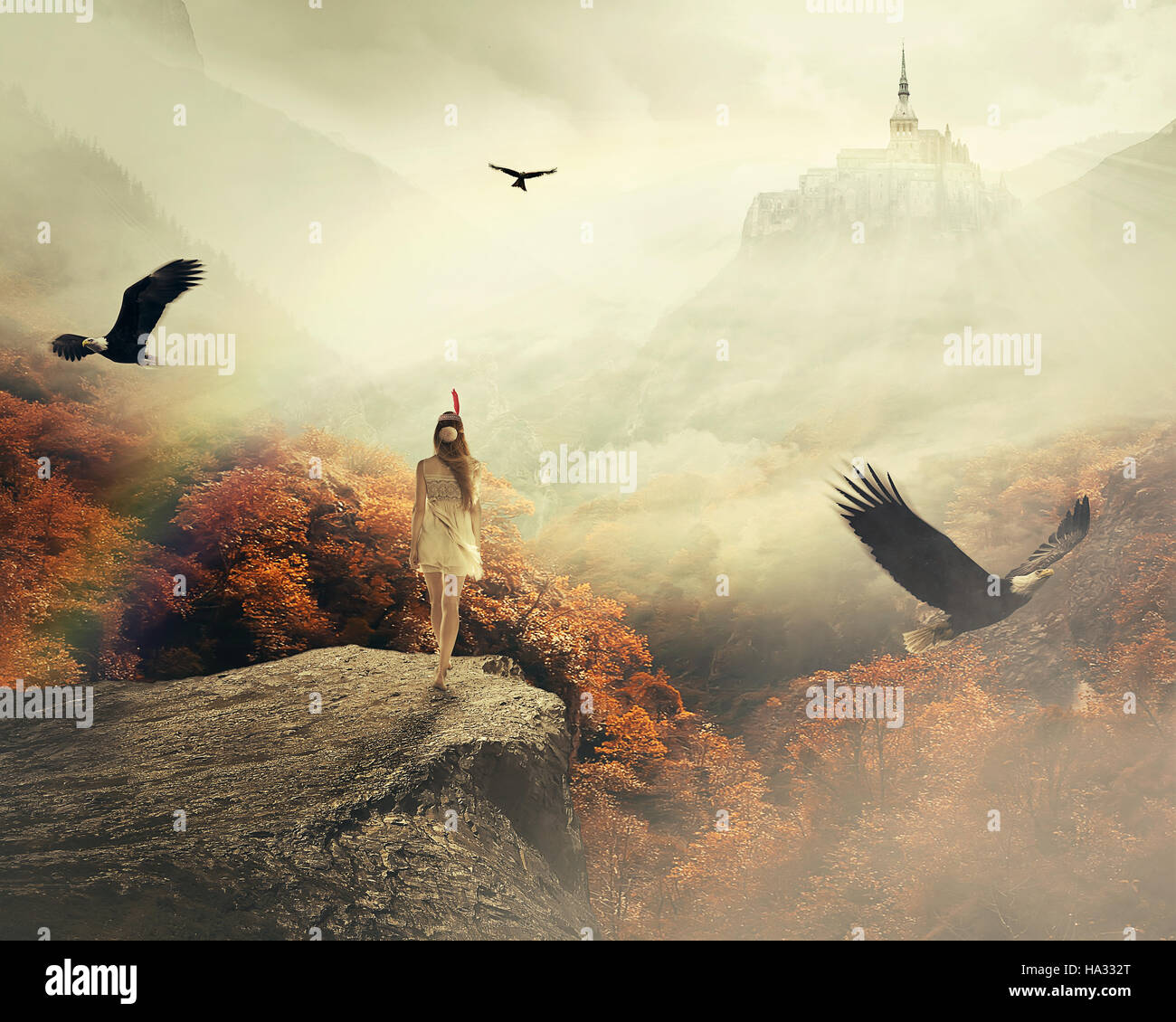 Mujer joven caminar en sus sueños disfruta de hermosos paisajes de montaña  de otoño con el castillo en la cima de la colina. Naturaleza dreamland protector  de pantalla Fotografía de stock -