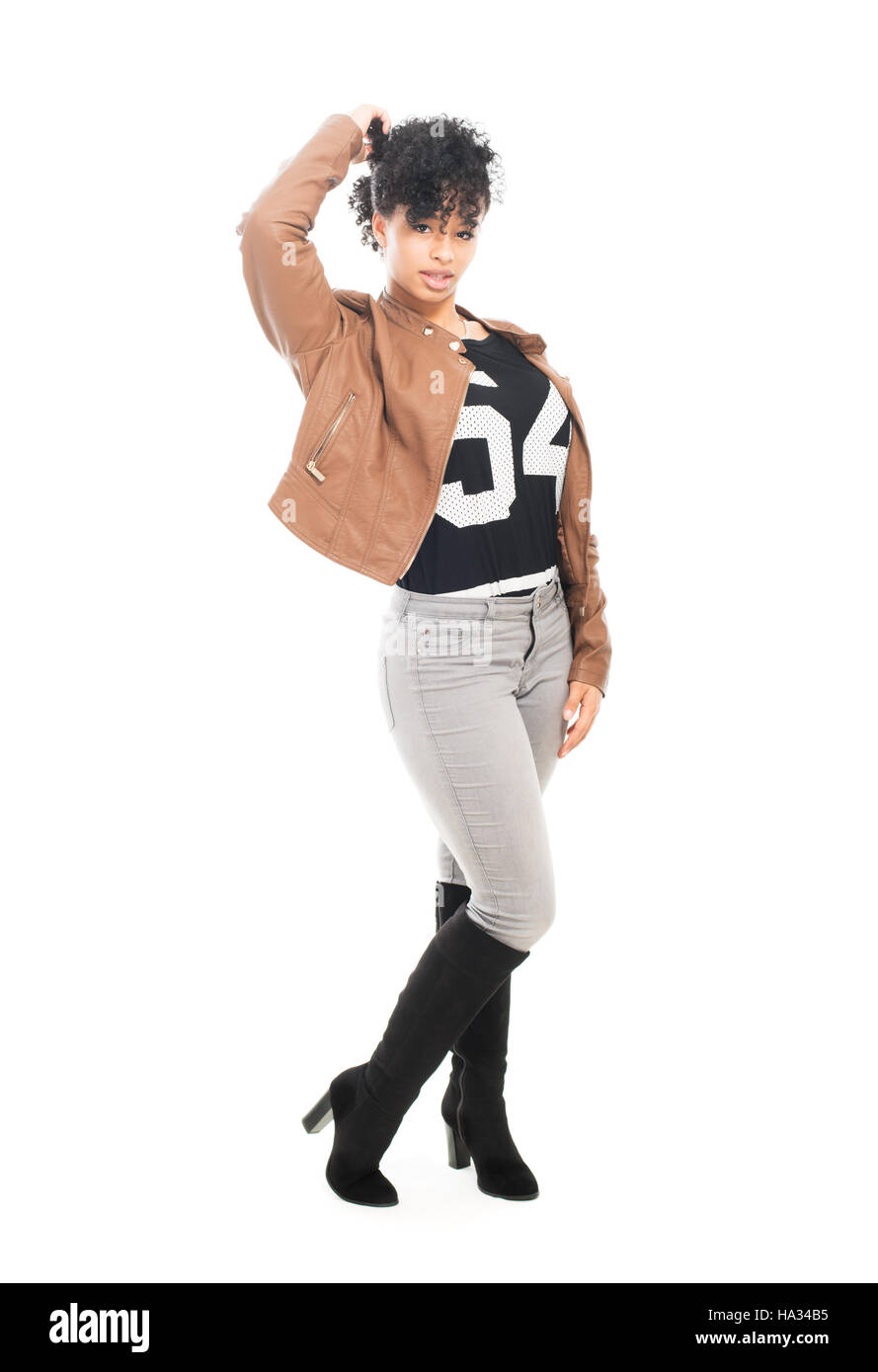 Modelo de adolescentes con ropa de moda urbana aislado sobre un fondo  blanco Fotografía de stock - Alamy