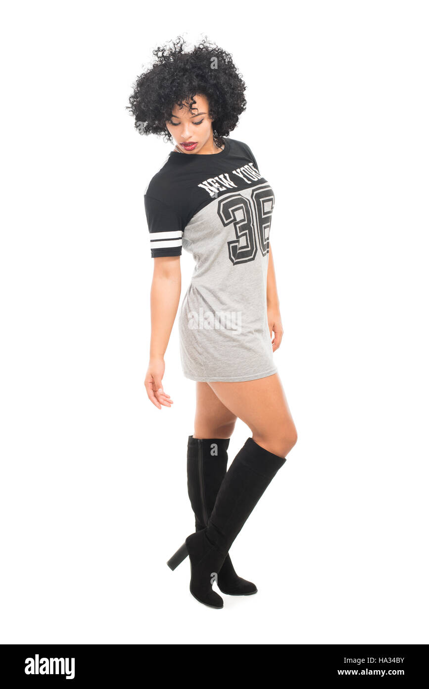 Modelo de adolescentes con ropa de moda urbana aislado sobre un fondo  blanco Fotografía de stock - Alamy