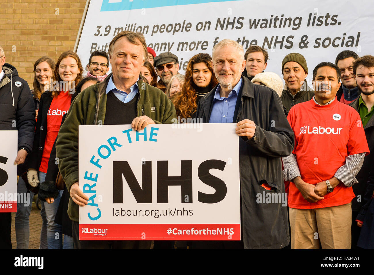 Líder laborista Jeremy Corbyn plantea con los activistas del partido laborista como él lanza campaña de NHS del día en Oxford. Foto de stock