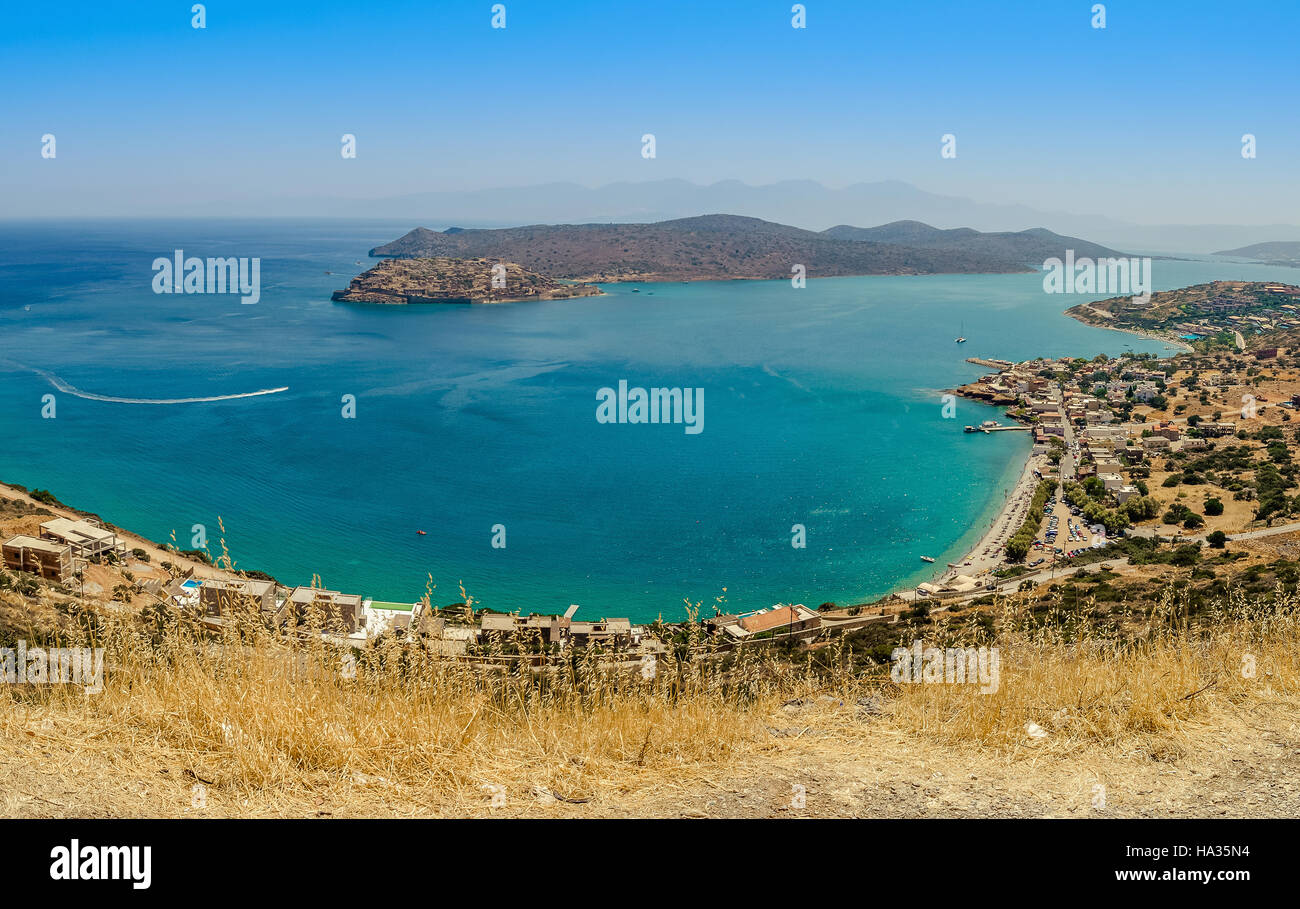 En vista de la bahía de Plaka, cerca de la ciudad de Agios Nikolaos en la isla de Creta, Grecia Foto de stock