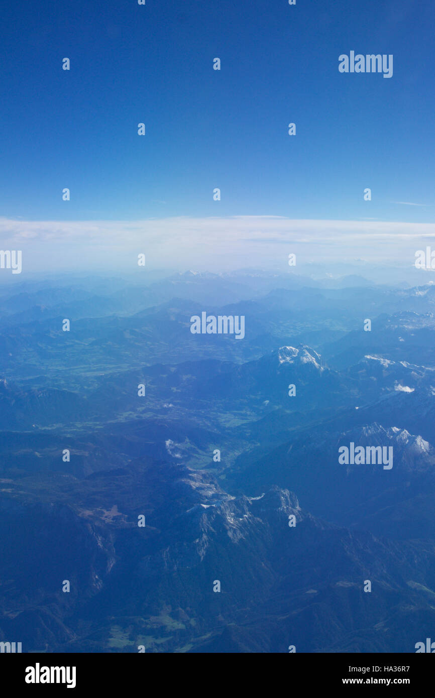 AUSTRIA - Octubre 2016: Los Alpes vistos desde un avión, la vista del plano de las montañas Foto de stock