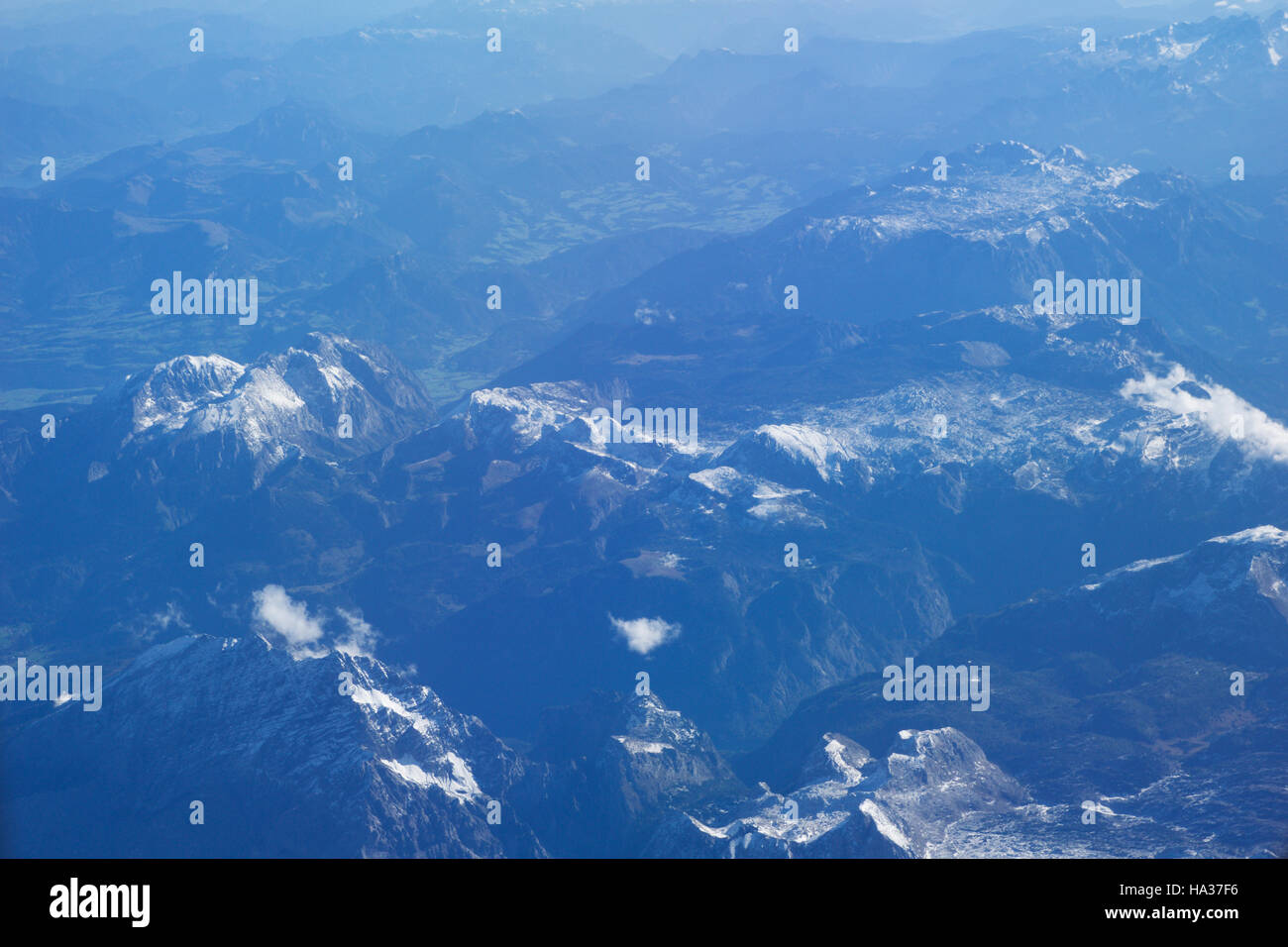 AUSTRIA - Octubre 2016: Los Alpes vistos desde un avión, la vista del plano de las montañas Foto de stock