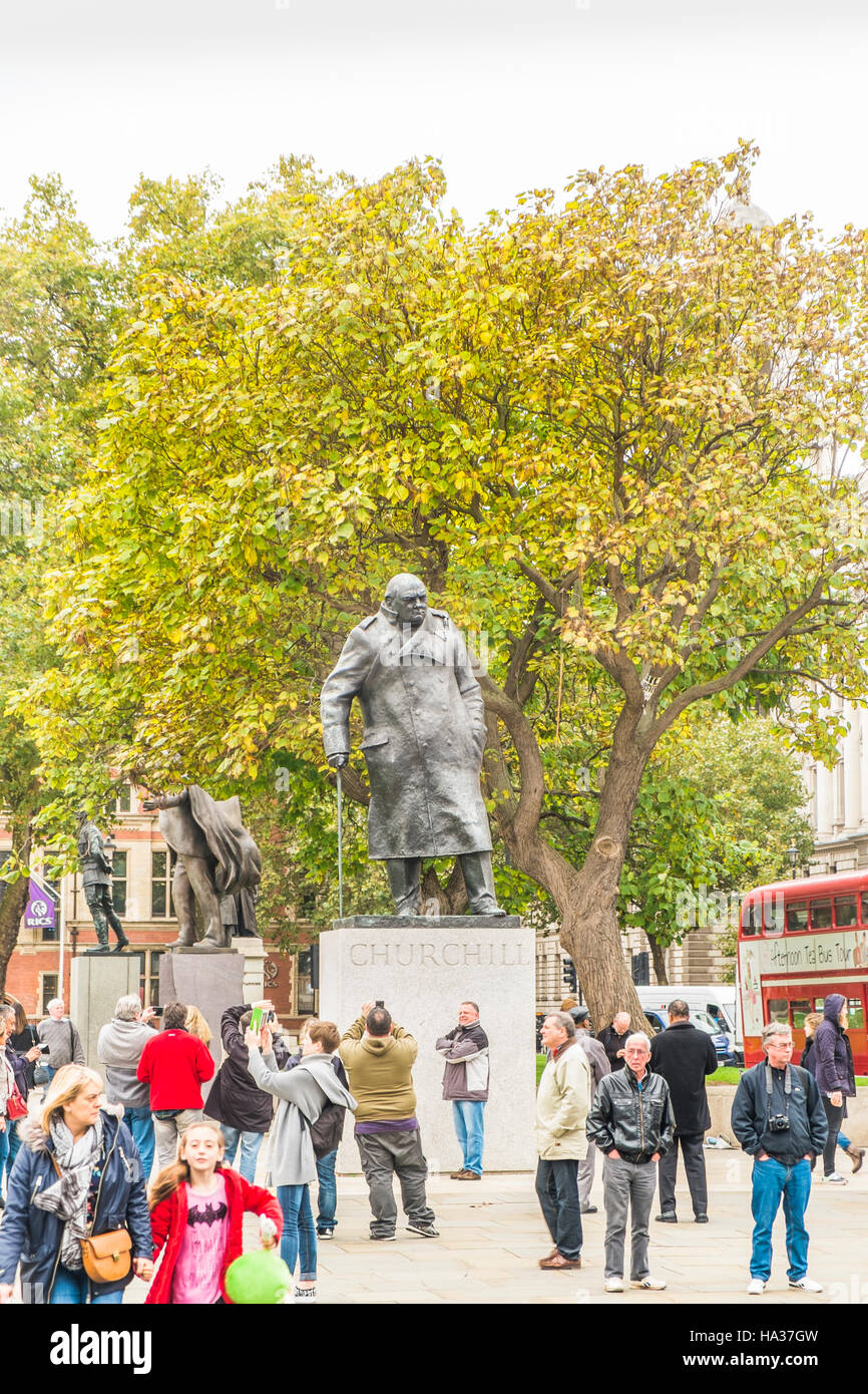 Los turistas delante de la estatua de Winston Churchill, Parliament Square Foto de stock