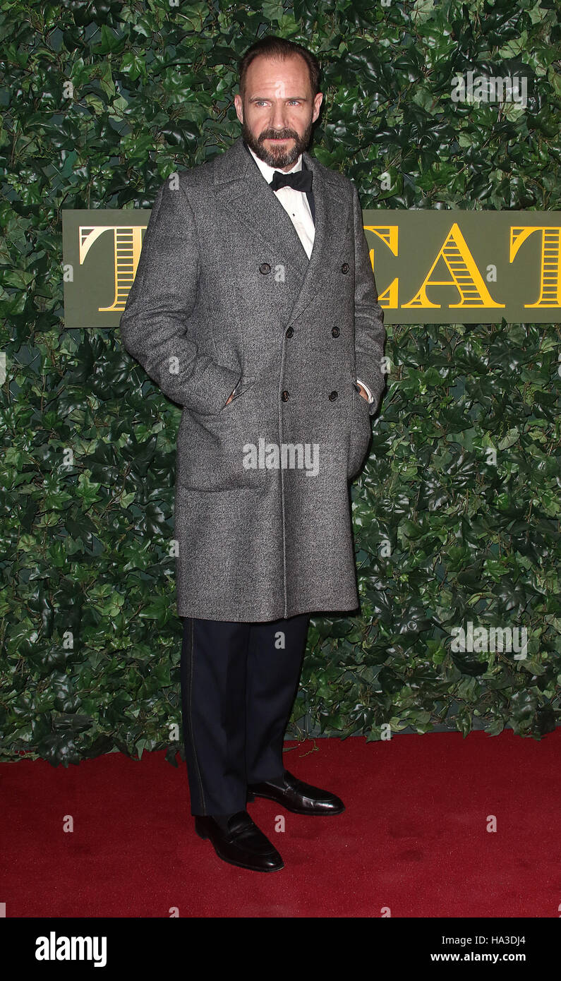 Nov 13, 2016 - Ralph Fiennes asistiendo al 2016 London Evening Standard Awards en el Teatro Old Vic Theatre en Londres, Inglaterra, Reino Unido. Foto de stock