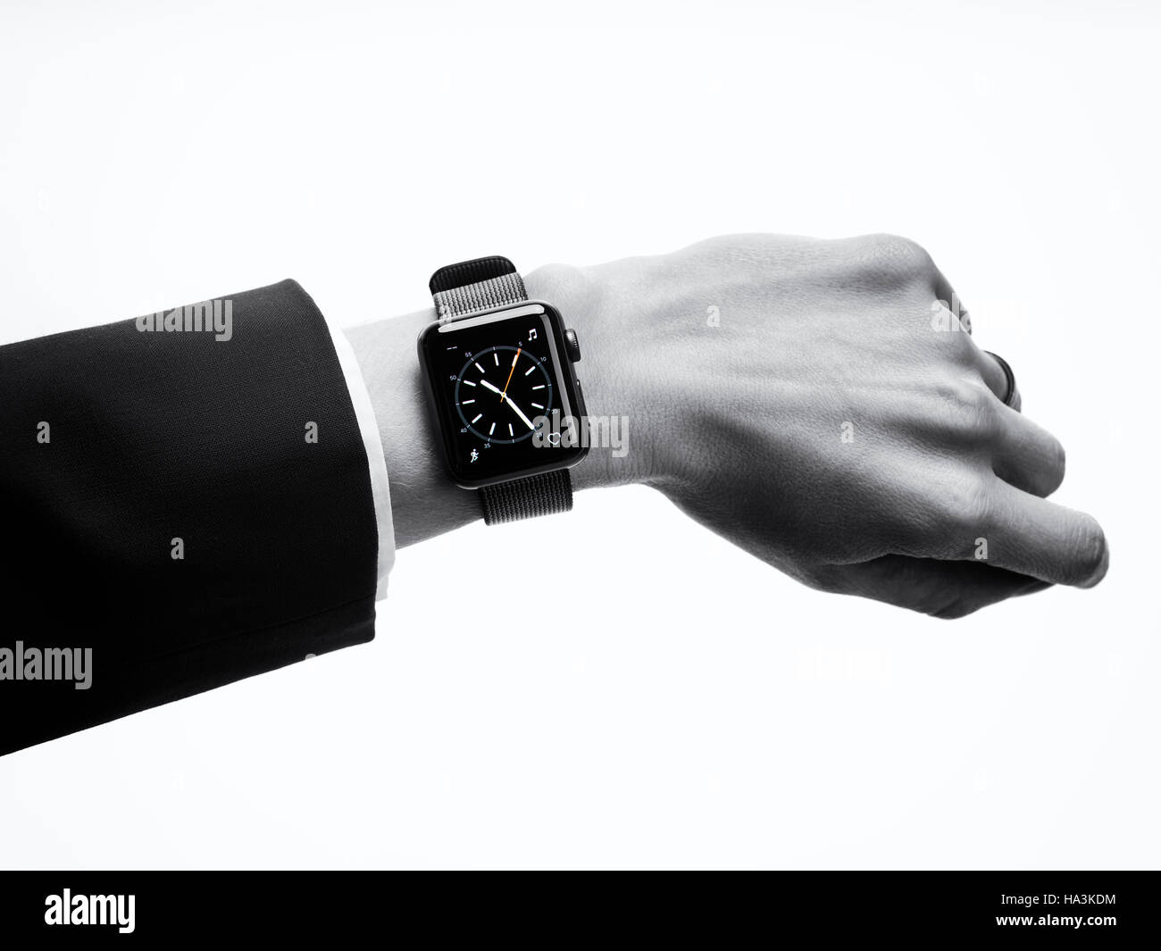 Mujer vistiendo Apple Watch smartwatch serie 2 en su muñeca, el  acercamiento de la mano aislado sobre fondo blanco en blanco y negro  Fotografía de stock - Alamy
