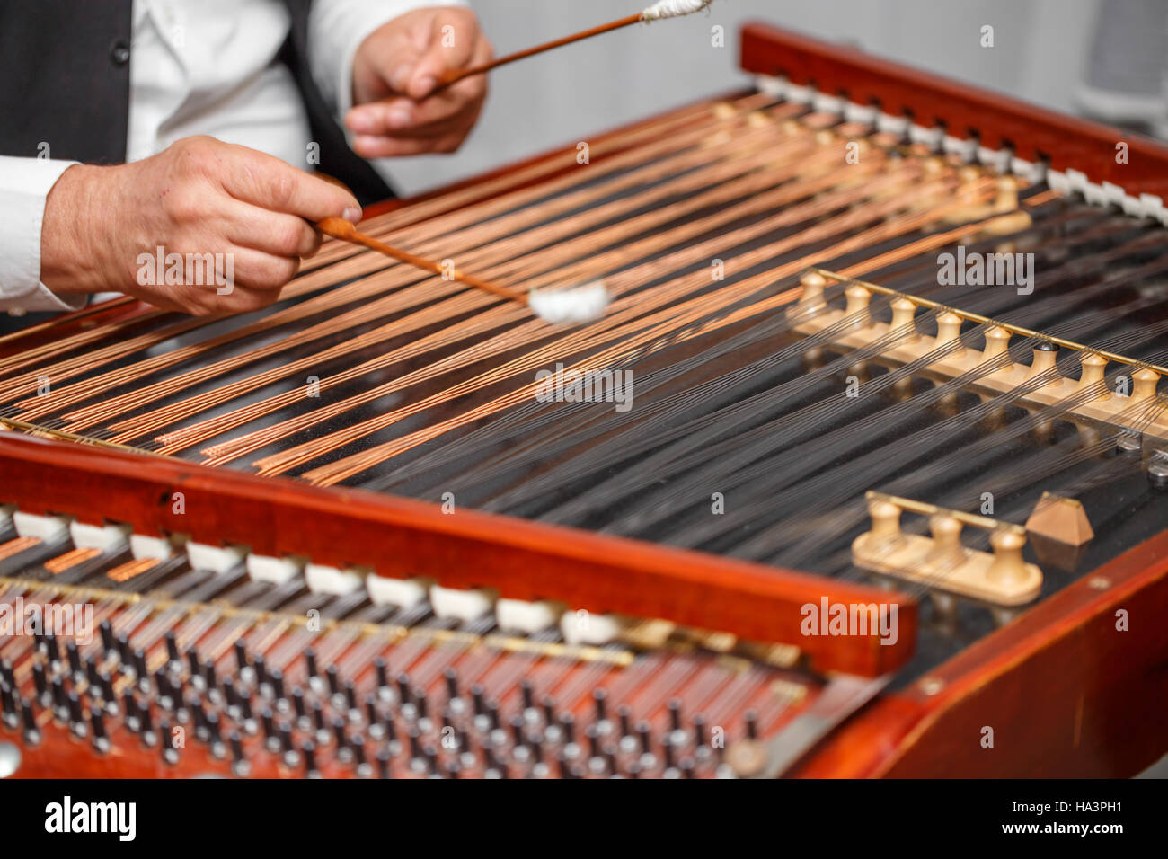 Tocar el instrumento musical folklórica dulcimer Fotografía de stock - Alamy