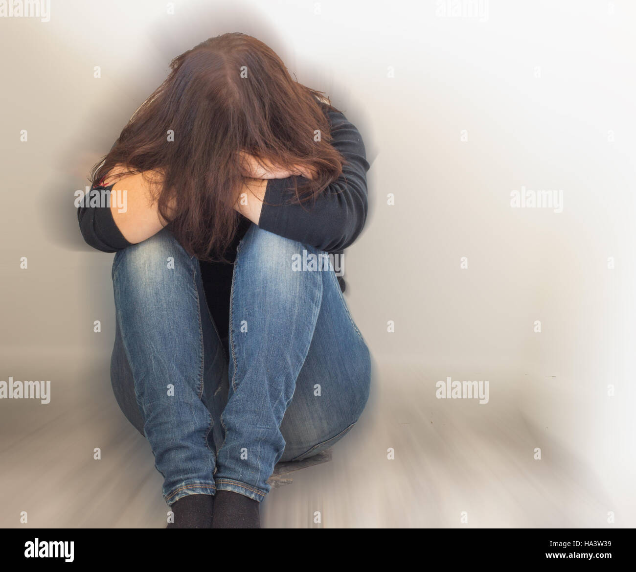 triste chica sola Fotografía de stock - Alamy