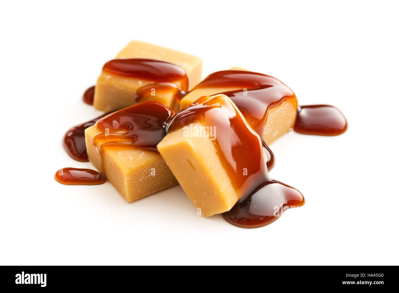 Dulces de caramelo con salsa de caramelo aislado sobre fondo blanco. Foto de stock