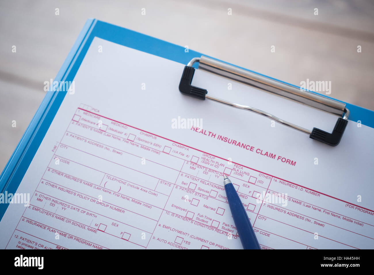 Formulario de reclamación de seguros de salud con lápiz Foto de stock
