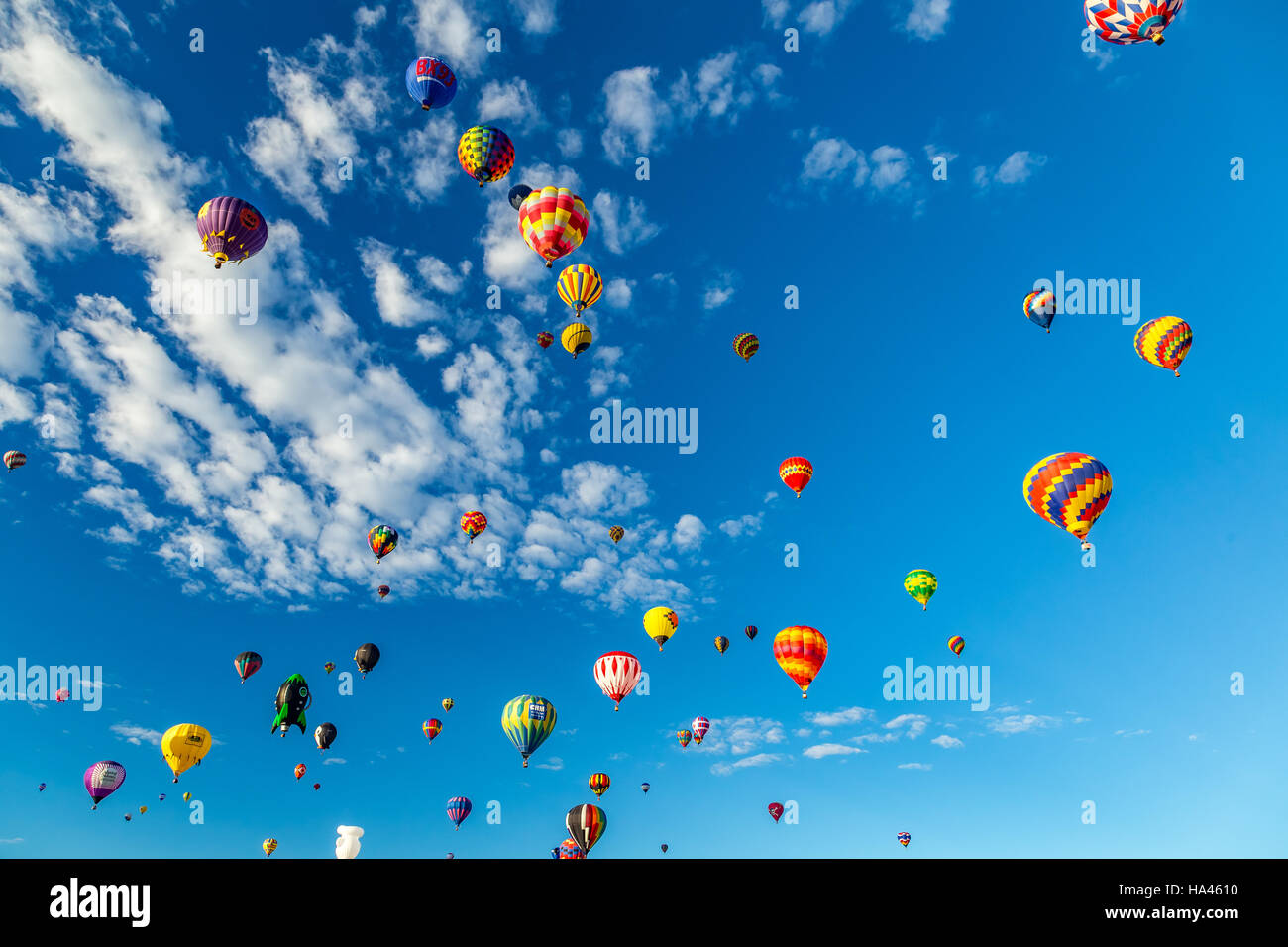 Los globos de aire caliente sobrevolar la ciudad de Albuquerque, Nuevo México, durante la ascensión en masa en la reunión anual de la Fiesta del Globo de Aire Caliente Foto de stock