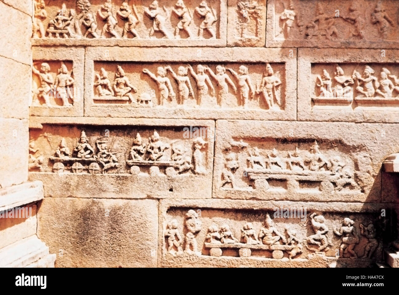 Relieves en Hazra Rama Templo. Hampi, Vijaynagar, Karnataka, India. Fecha: 1500 A.D. Foto de stock