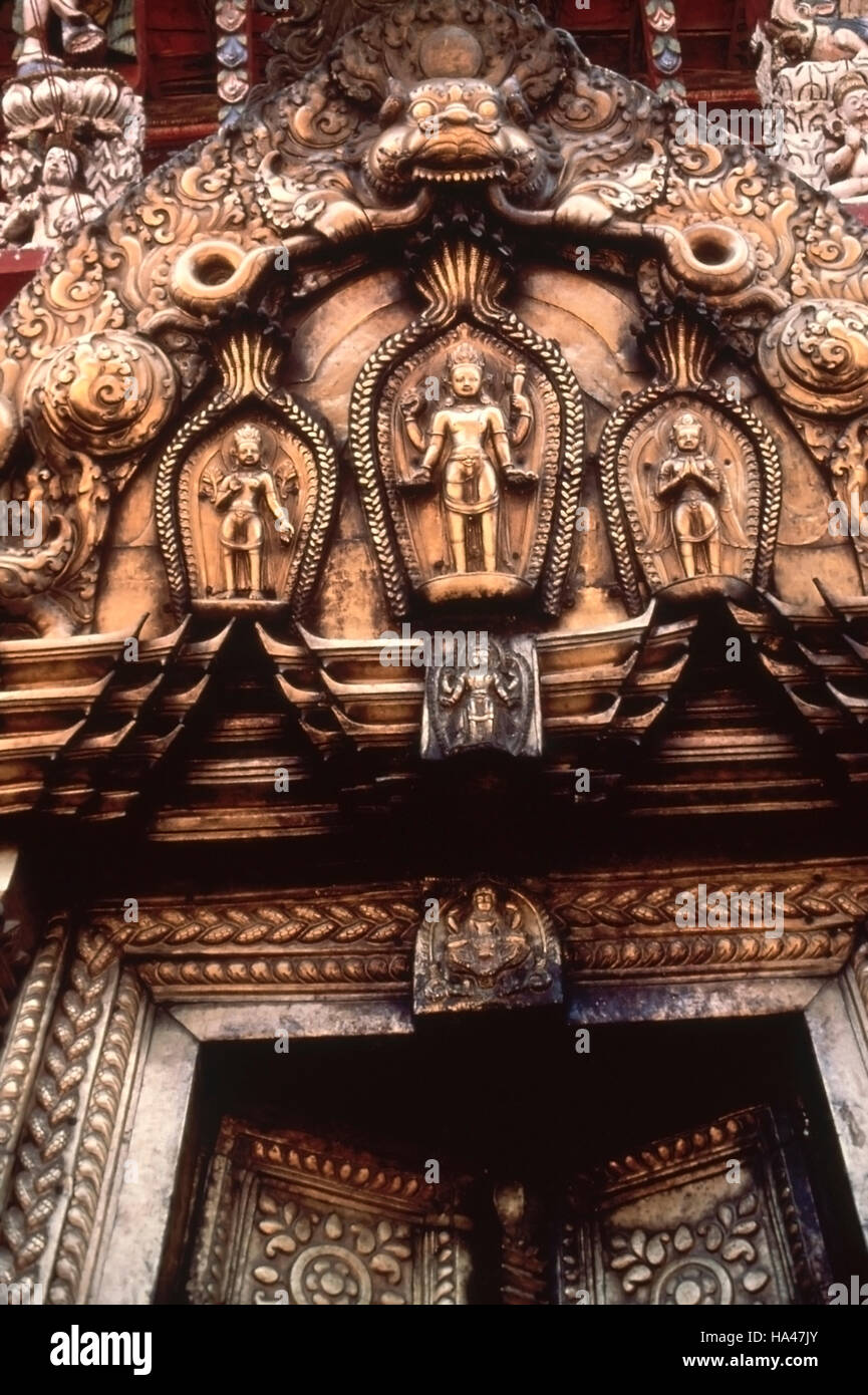 Templo Changunarayan. Fachada. Vishnu sobre la puerta. Nepal. Foto de stock