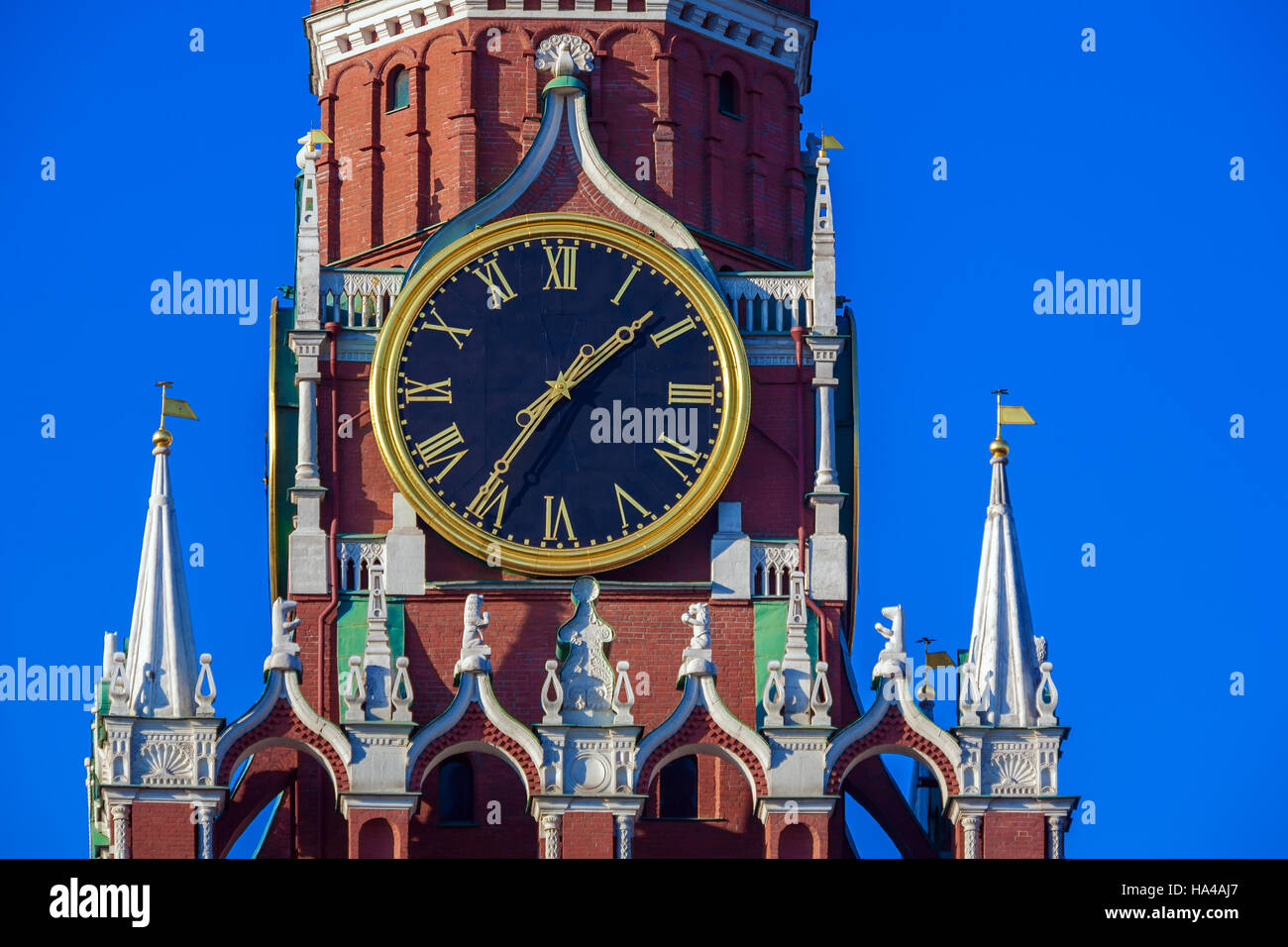 Antiguo y famoso reloj de la torre Spasskaya del Kremlin de Moscú, Rusia  Fotografía de stock - Alamy