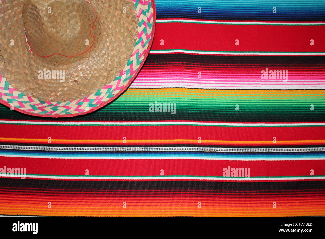 México poncho serape sombrero mexicano tradicional poncho manta cinco de  mayo fiesta mexicana fondo con rayas de espacio de copia Fotografía de  stock - Alamy