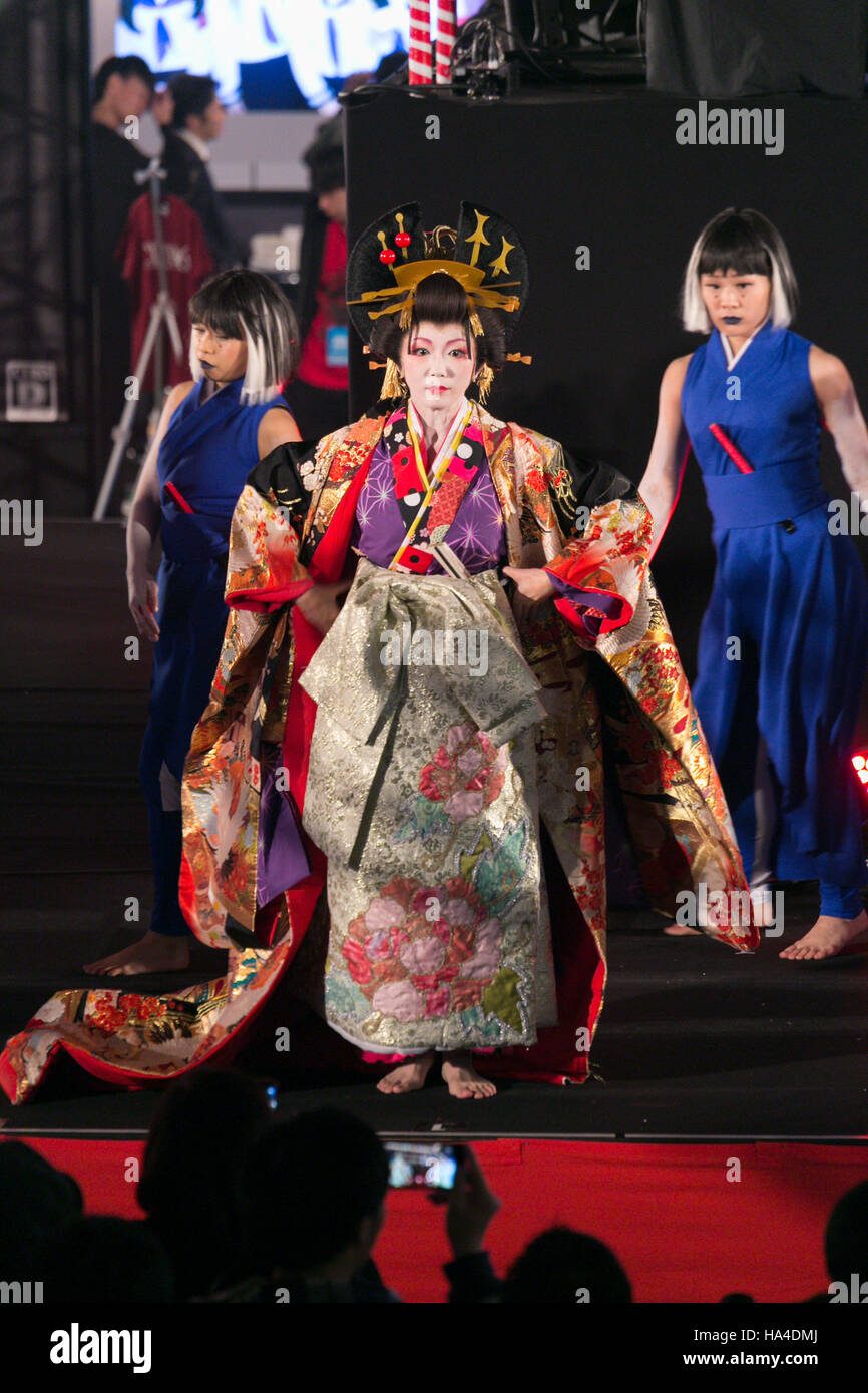 Bailarines vistiendo kimono tradicional realizar durante el Moshi Moshi  Nippon Festival 2016 el 26 de noviembre de 2016 en Tokio, Japón. Moshi  Moshi Nippon Festival 2016 pretende promover la cultura pop japonesa (