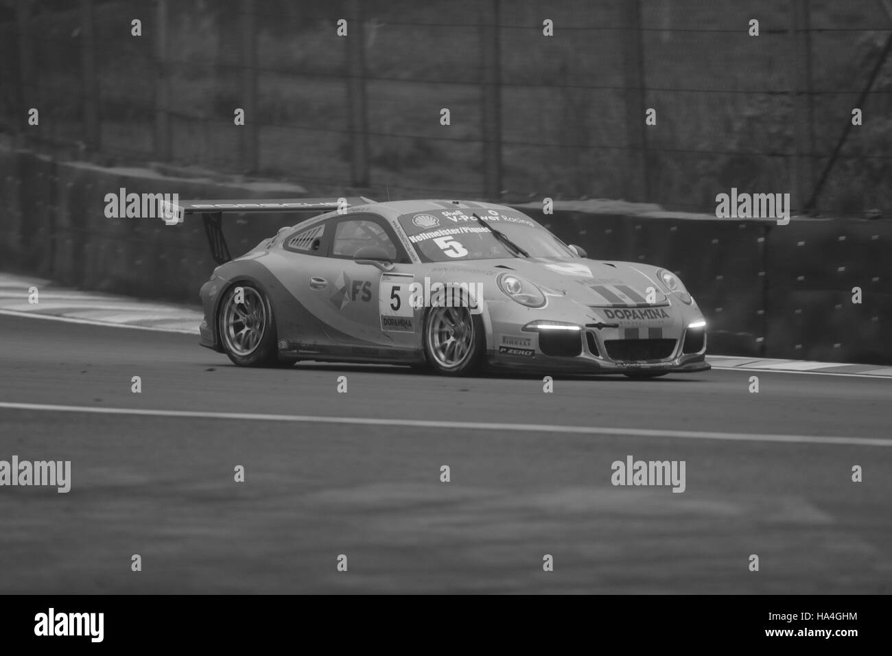 SÃO PAULO, SP - 26.11.2016: Porsche GT3 Cup Challenge - Car 5 Alan Hellmeister y Nelsinho Piquet durante la Porsche GT3 Cup Challenge celebrada en el Autódromo José Carlos Pass (Interlagos) el sábado (26). (Foto: Daniela Baek/Fotoarena) Foto de stock