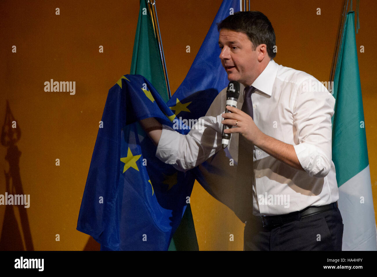 Turín, Italia. 27 de noviembre de 2016: Premier italiano Matteo Renzi habla sobre la importancia de la Unión Europea durante una manifestación en apoyo del 'sí' ('Sí') para el referéndum constitucional. Los italianos se llamará el 4 de diciembre para votar en un referéndum propuesto por el gobierno de Renzi, sobre la reforma de la Constitución aprobada en 1947. Crédito: Nicolò Campo/Alamy Live News Foto de stock