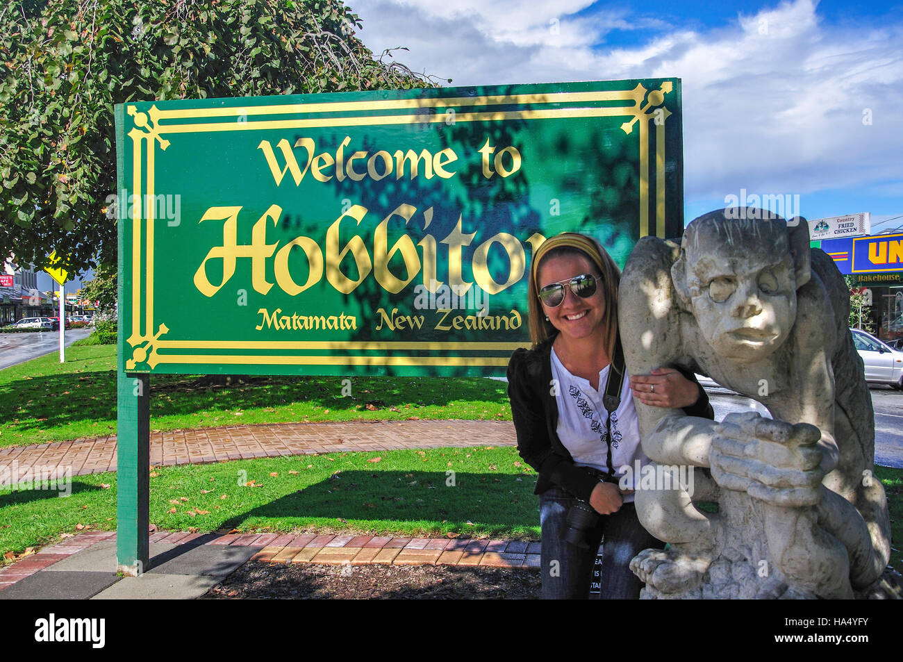 "Bienvenido a Hobbiton' firmar y estatua de Gollum, Broadway, Matamata, región de Waikato, Isla del Norte, Nueva Zelanda Foto de stock