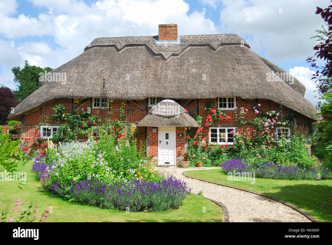 Chalet con techo de paja y el jardín, Itchen Stoke, Hampshire, Inglaterra, Reino Unido Foto de stock