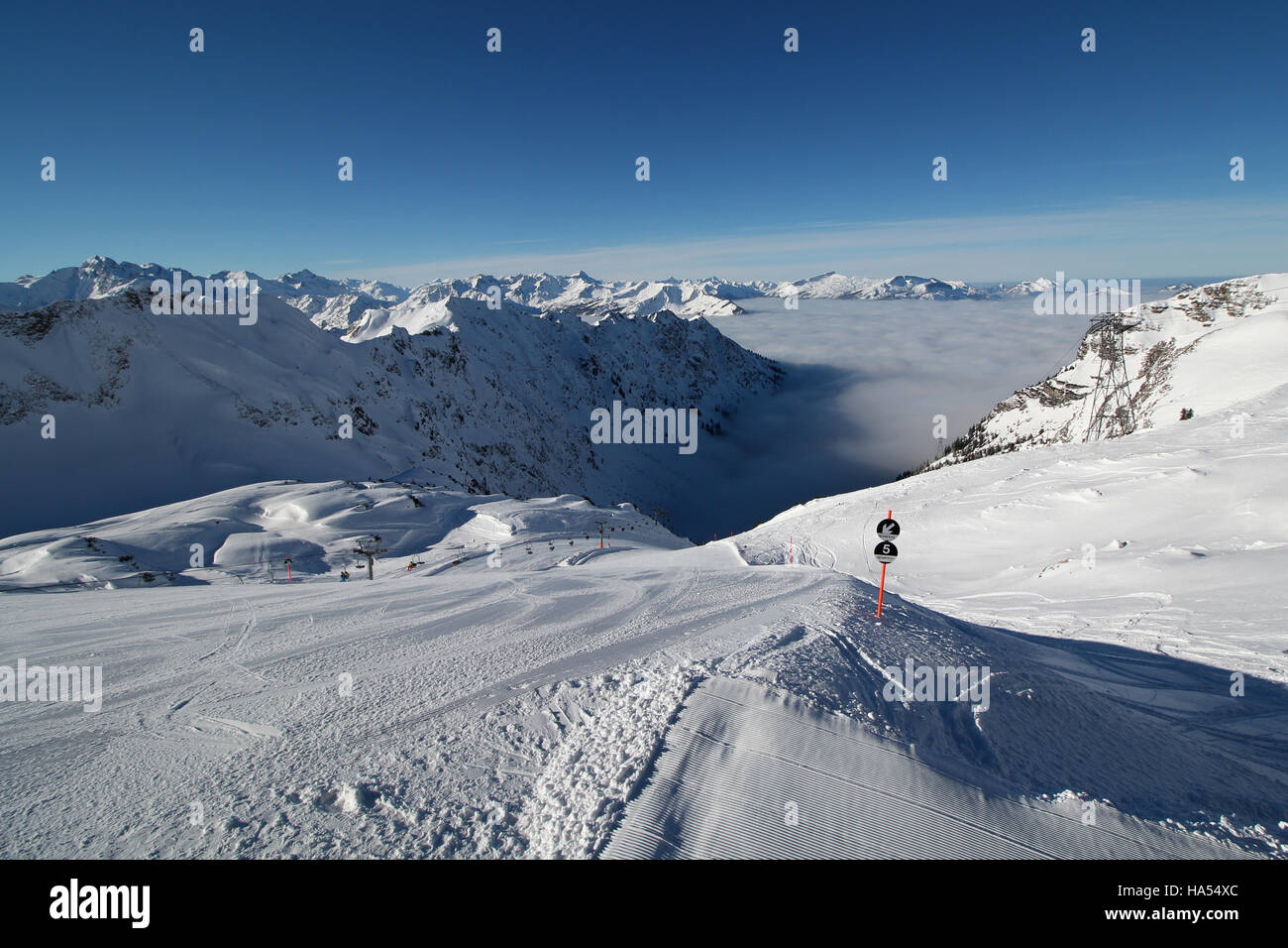 Oberstdorf, Alemania - 18 de febrero de 2016: Vista desde la montaña Nebelhorn, en los Alpes de Allgäu. Foto de stock