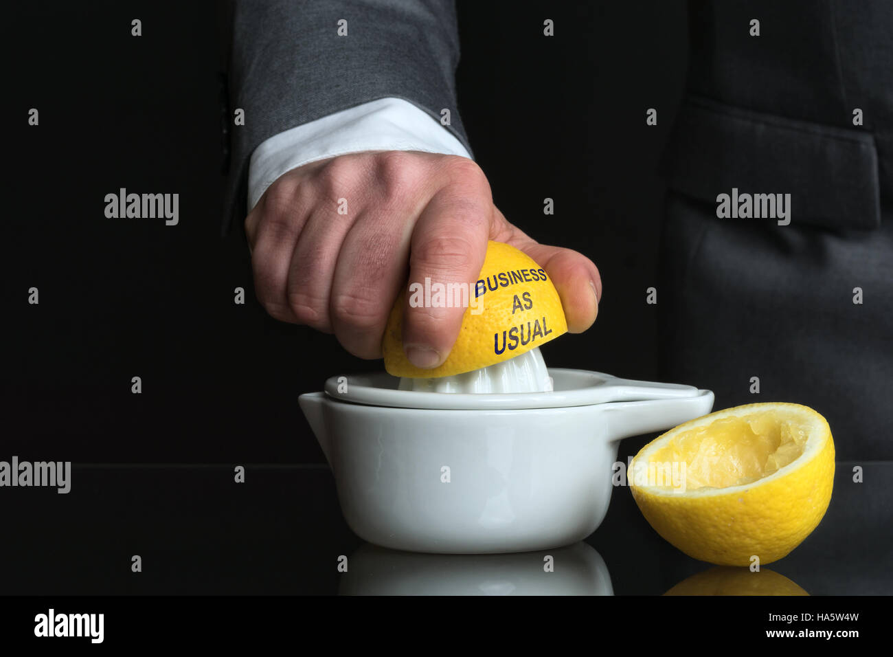 Concepto de negocio como de costumbre con limón y un hombre Foto de stock