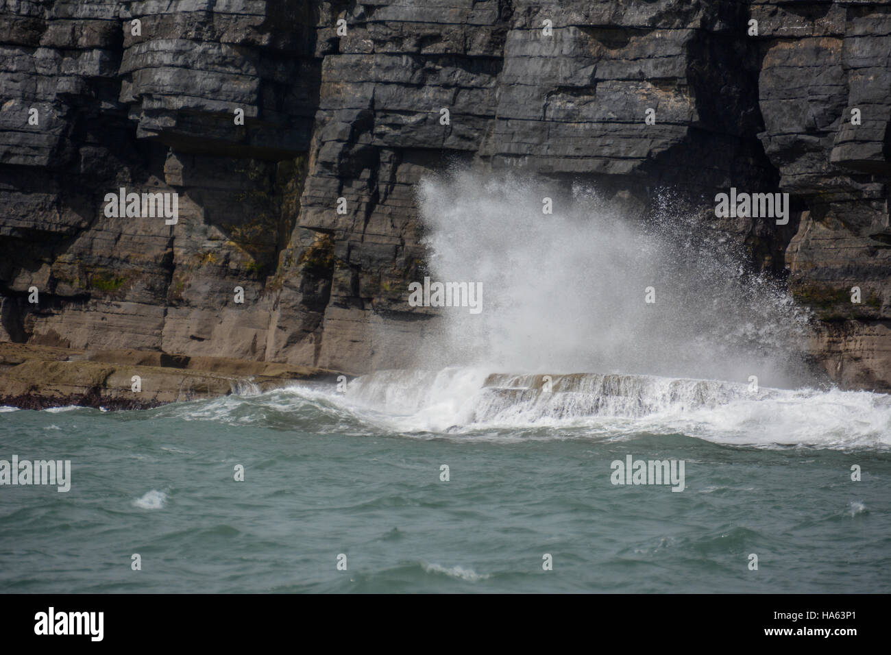 Olas que se estrellan contra los acantilados de la costa de Pembrokeshire Foto de stock