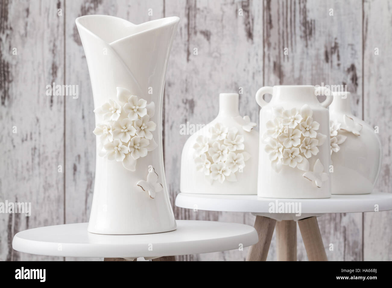 Diferentes blancos decorativos jarrones con flores 3d y diseños de mariposa  Fotografía de stock - Alamy