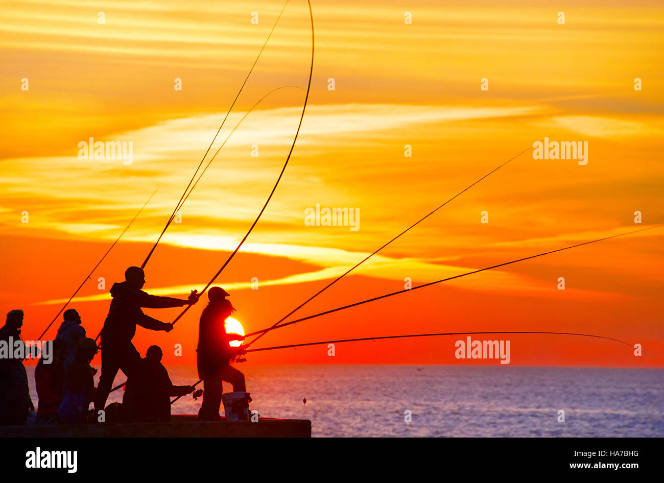 Grupo de pescador en un muelle al atardecer. Porto, Portugal Foto de stock