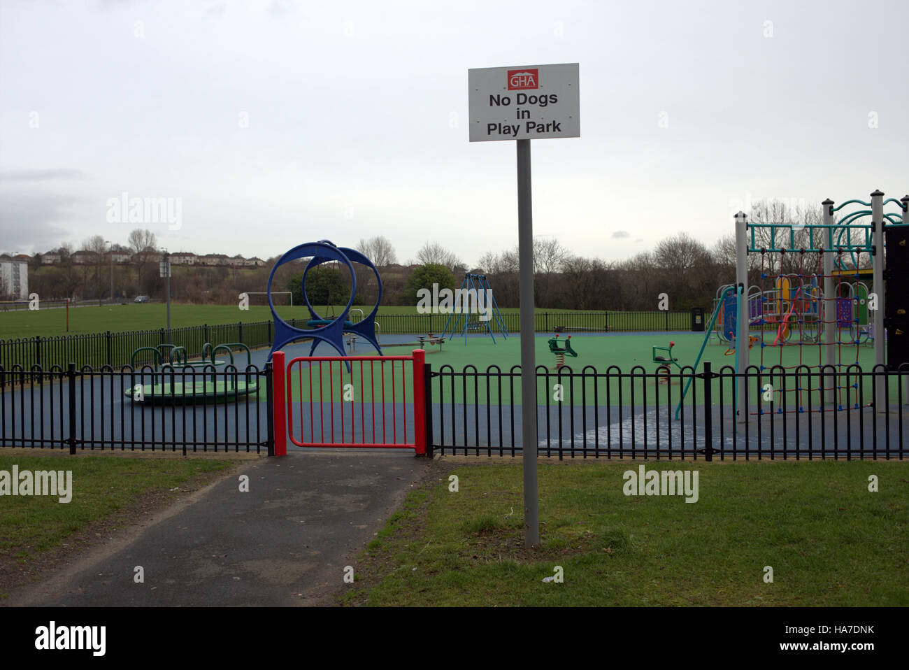 Keal Avenue Blairdardie parque infantil Blairdardie Park keal avenue glasgow no los perros firman el área de juegos para niños Foto de stock