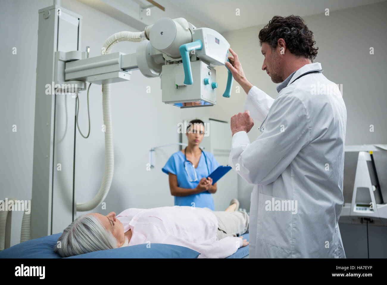 Los médicos realizan una prueba de rayos X de tórax del paciente