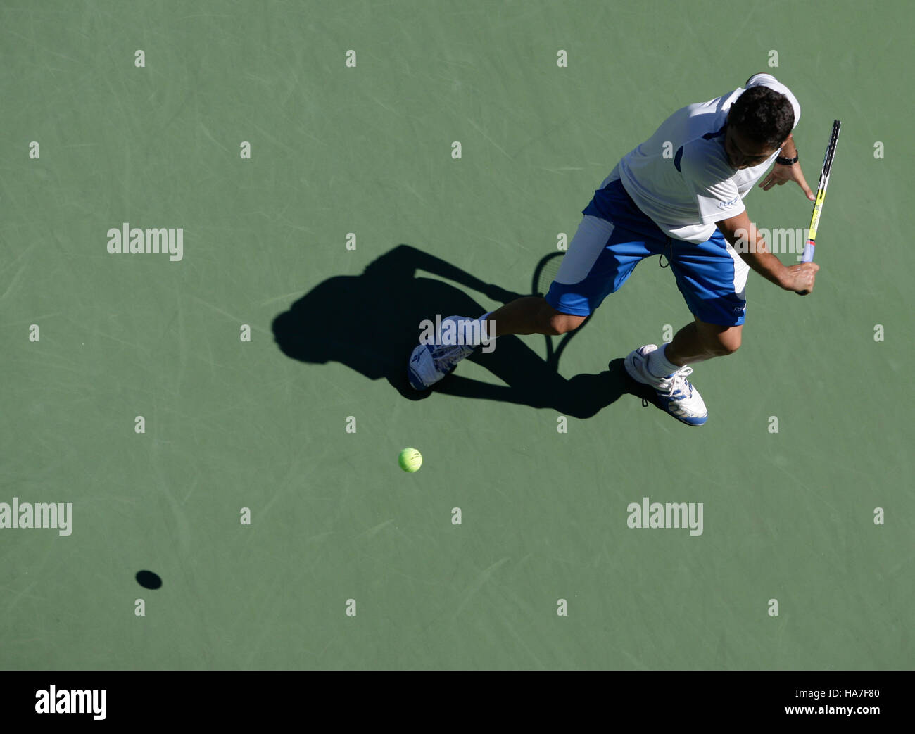 Perspectiva de pájaro de tennis pro Nicolás Almagro, ESP, torneo del Grand Slam, el US Open 2008, USTA Billie Jean King National Foto de stock