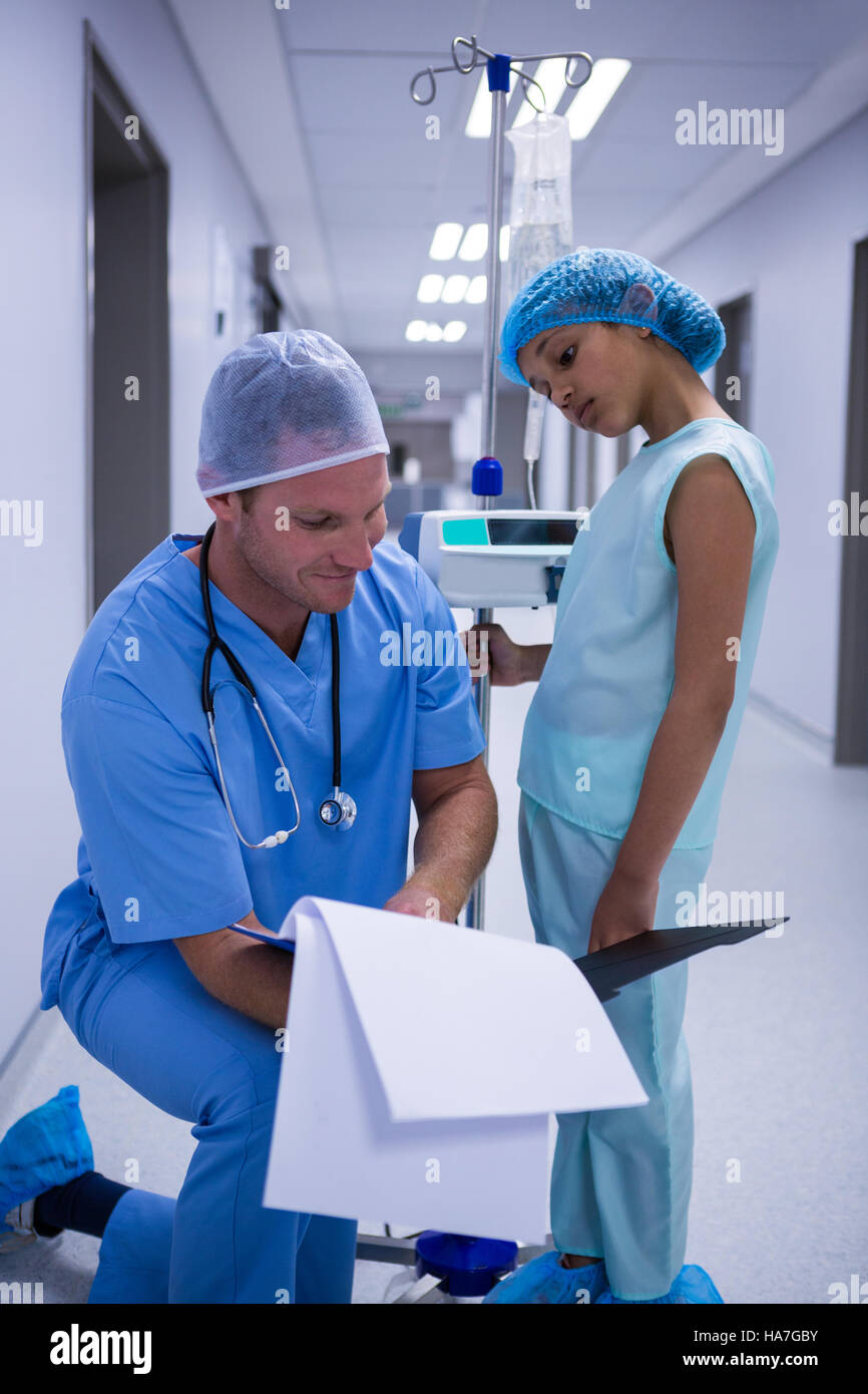 Muestra Doctor Informe Médico A La Niña En El Corredor Fotografía De Stock Alamy 